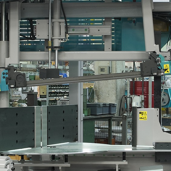 IMET - KTECH 802 F3000 - Automatic Double Column Bandsaws With CNC Control