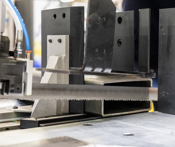 IMET - Automatic double-column sawing machine: H 651 NC F1000